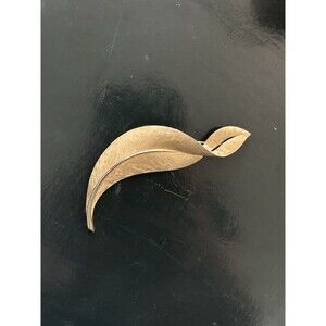 Vintage Crown Trifari Brooch Pin Large Twisted Leaf Brushed Textured Gold Tone